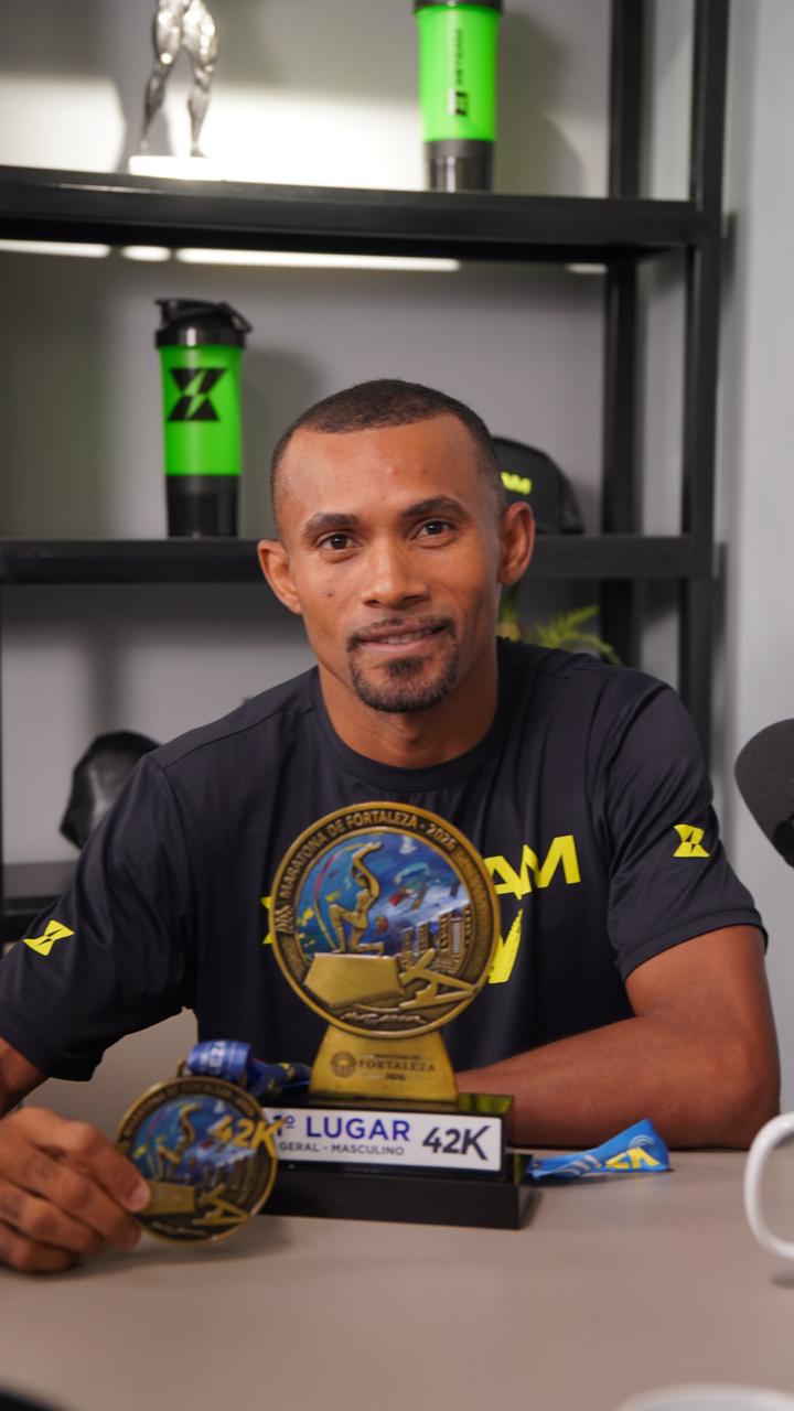 Joílson Bernardo com o troféu de 1º lugar geral masculino dos 42K da Maratona de Fortaleza